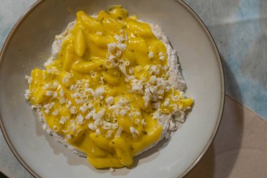 Safran soslu ve peynirli mantı (gnocchi) resmi