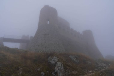 İtalya 'da Rocca Calasho, Abruzzo' daki ortaçağ şatosunun kalıntıları, sis ve bulutlar.