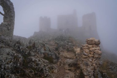 İtalya 'da Rocca Calasho, Abruzzo' daki ortaçağ şatosunun kalıntıları, sis ve bulutlar.