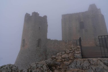 İtalya 'da Rocca Calasho, Abruzzo' daki ortaçağ şatosunun kalıntıları, sis ve bulutlar.