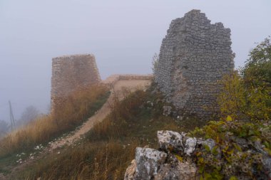 İtalya 'da Rocca Calasho, Abruzzo' daki ortaçağ şatosunun kalıntıları, sis ve bulutlar.