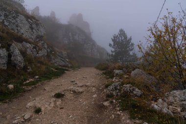 İtalya 'da Rocca Calasho, Abruzzo' daki ortaçağ şatosunun kalıntıları, sis ve bulutlar.