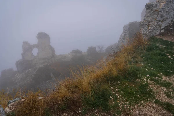 Imagem Das Ruínas Castelo Medieval Nas Nuvens Nevoeiro Rocca Calasho — Fotografia de Stock