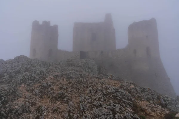 Изображение Развалин Средневекового Замка Облаках Тумане Рокка Калашо Абруццо Италия — стоковое фото