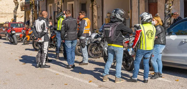 Orvinio Italia Octubre 2020 Motociclistas Enmascarados Desenmascarados Que Detienen Comer —  Fotos de Stock