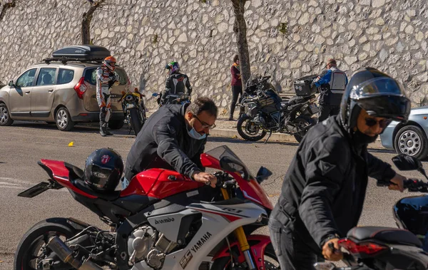 Orvinio Italien Oktober 2020 Maskierte Und Enttarnte Reisende Biker Die — Stockfoto