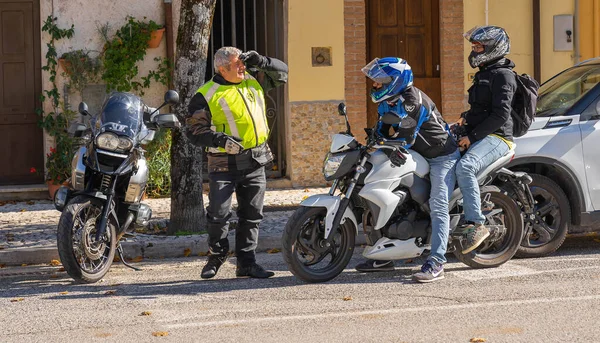 Orvinio Itália Outubro 2020 Motociclistas Mascarados Desmascarados Que Param Para — Fotografia de Stock