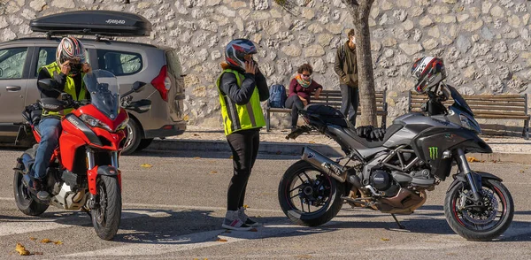 Orvinio Ιταλία Οκτωβρίου 2020 Μασκοφόροι Και Ξεσκεπασμένοι Ποδηλάτες Που Σταματούν — Φωτογραφία Αρχείου