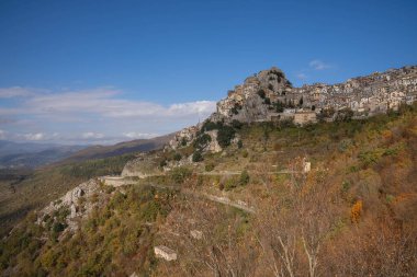 İtalya 'nın dağ yolundan Cervara di Roma manzarası
