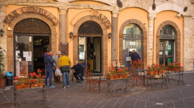 Orte, İtalya - 13 Ekim 2020, İtalya 'nın Orte kentindeki Coronavirus salgını sırasında sokak kafesindekiler