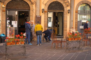 Orte, İtalya - 13 Ekim 2020, İtalya 'nın Orte kentindeki Coronavirus salgını sırasında sokak kafesindekiler
