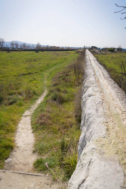 Lazio Viterbo, İspanya 'daki Carletti Hamamları' nda bahardan havuza termal su taşıyan bir su kemeri üzerindeki beyaz kireçtaşı yatakları