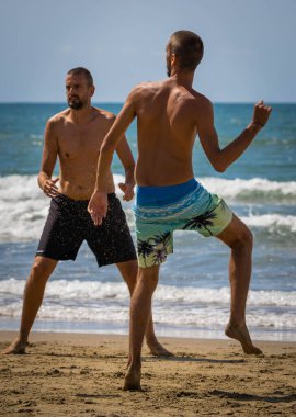 Bufalara, İtalya - Eylül 02, 2020, İtalya 'nın Bufalara plajında iki genç adam Coronavirus' un ikinci dalgası sırasında (covid 19)