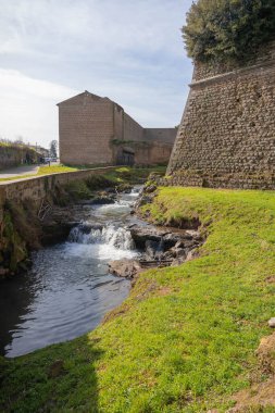 İtalya 'da Lazio' da Nepi yakınlarında şelale mağarası