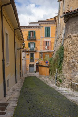 Eski şehrin (borgo) sokakları Lazio, İtalya 'da Isola del Liri