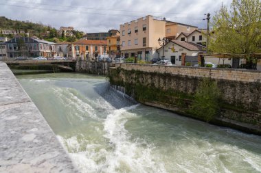 İtalya 'da Lazio' daki Isola del Liri 'de dalgalı bir nehir.