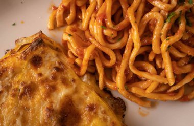 İtalya, Toskana 'da yol kenarındaki bir restoranda lazanya ve spagetti.
