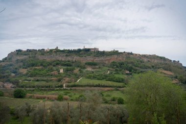 İtalya 'nın Umbria kentindeki Orvieto' nun manzaralı panoramik görüntüsü