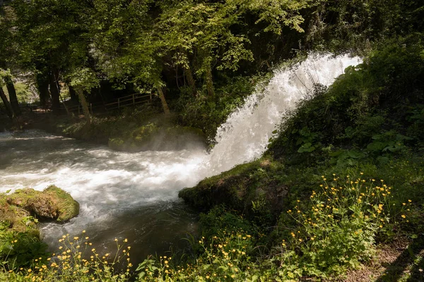 イタリアのウンブリア州テルニ近くの大理石の滝のイメージ — ストック写真