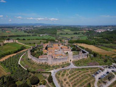 İtalya 'nın Toskana kentindeki ortaçağ şehri Monteriggioni' nin havadan görünüşü