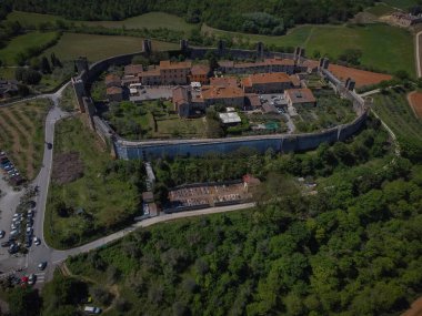İtalya 'nın Toskana kentindeki ortaçağ şehri Monteriggioni' nin havadan görünüşü