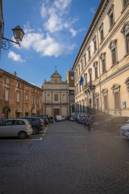 Orvieto, İtalya - 03 Mayıs 2021, Umbria, İtalya 'daki antik Orvieto şehrinin sokaklarındaki insanlar