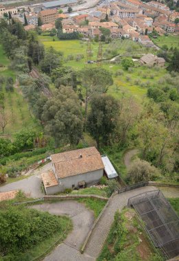 İtalya 'nın Umbria kentindeki Orvieto ortaçağ kasabasının yüksekliğinden çevre manzarası