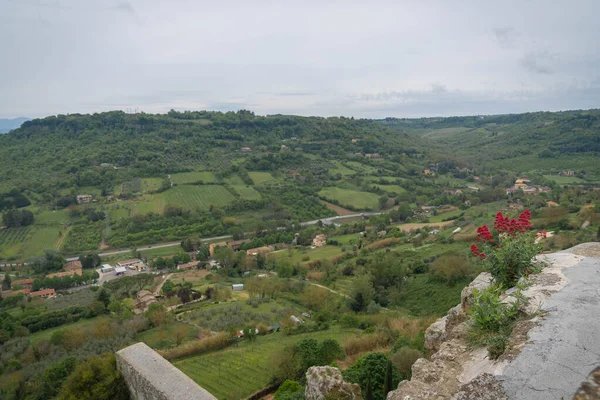 从中世纪意大利翁布里亚的奥尔维托小镇的高度看周围环境 — 图库照片