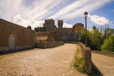 İtalya 'da kalenin manzarası ve Borgo Torre Alfina