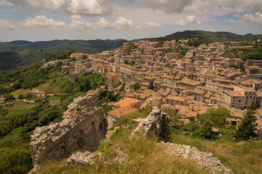 İtalya 'nın Lazio kentindeki Tolfa köyünün manzarası