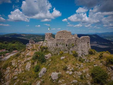 İtalya 'nın Lazio kentindeki Tolfa köyünde Rocca Frangipani' nin hava manzarası