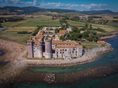 Santa Severa kıyıda ve denizde, Lazio İtalya 'da.