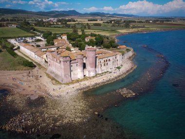 Santa Severa kıyıda ve denizde, Lazio İtalya 'da.