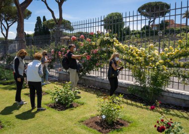 Roma, İtalya - 21 Mayıs 2021, Roma 'daki gül bahçesinde maskeli ve maskesiz insanlar Coronavirus salgınının ikinci yılında (covid-19), İtalya