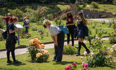 Roma, İtalya - 21 Mayıs 2021, Roma 'daki gül bahçesinde maskeli ve maskesiz insanlar Coronavirus salgınının ikinci yılında (covid-19), İtalya