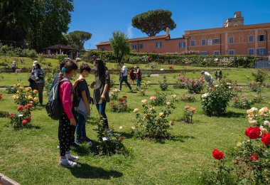 Roma, İtalya - 21 Mayıs 2021, Roma 'daki gül bahçesinde maskeli ve maskesiz insanlar Coronavirus salgınının ikinci yılında (covid-19), İtalya