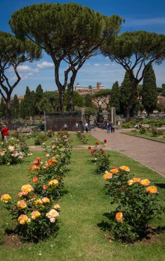 Roma, İtalya - 21 Mayıs 2021, Roma 'daki gül bahçesinde maskeli ve maskesiz insanlar Coronavirus salgınının ikinci yılında (covid-19), İtalya