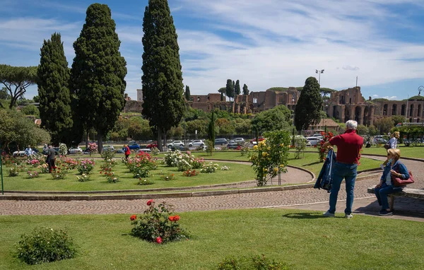 Rome Italy May 2021 People Masks Rose Garden Rome Second — Stock Photo, Image