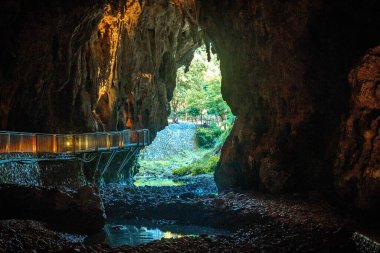 Lazio, İtalya 'daki Fronzinone eyaletindeki Pastena mağarasından çıkış.