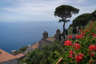 İtalya 'nın Campania kentindeki Amalfi Sahili' nde Ravelo 'daki Villa Rufolo' dan manzara
