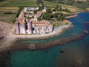 Santa Severa kıyıda ve denizde, Lazio İtalya 'da.