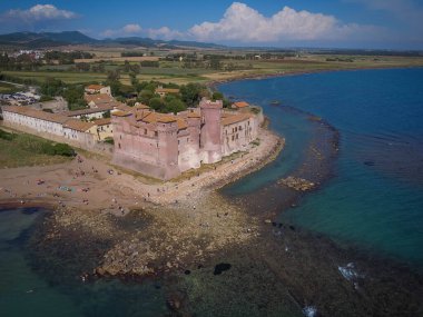 Santa Severa kıyıda ve denizde, Lazio İtalya 'da.