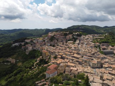 İtalya 'nın Lazio kentindeki Tolfa köyünün hava manzarası