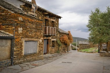 İspanya 'nın Roblelacasa' nın kara şehirlerinden birinde sonbahar manzarası