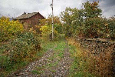 İspanya 'nın Robleluengo' nun kara şehirlerinden birinde sonbahar manzarası
