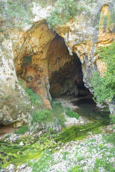イタリア ラツィオ州のフロンジノーネ県のパステナ洞窟への入り口 — ストック写真