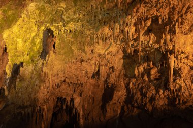 Lazio 'da Fronzinone' daki Pastena mağarasında sarkıtlar ve dikitler var.