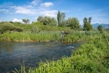 İtalya 'nın Fronzinone ilinde bir yol yakınındaki baraj, nehir ve küçük şelalelerin görüntüsü