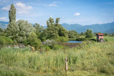 İtalya 'nın Fronzinone ilinde bir yol yakınındaki baraj, nehir ve küçük şelalelerin görüntüsü
