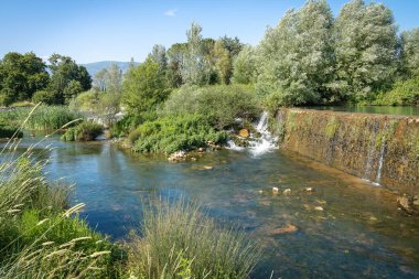 İtalya 'nın Fronzinone ilinde bir yol yakınındaki baraj, nehir ve küçük şelalelerin görüntüsü